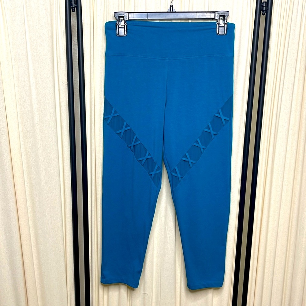 EUC- VICTORIA SECRET SPORT TURQUOISE BLUE CRISSCROSS CAPRI LEGGINGS SOZE MEDIUM